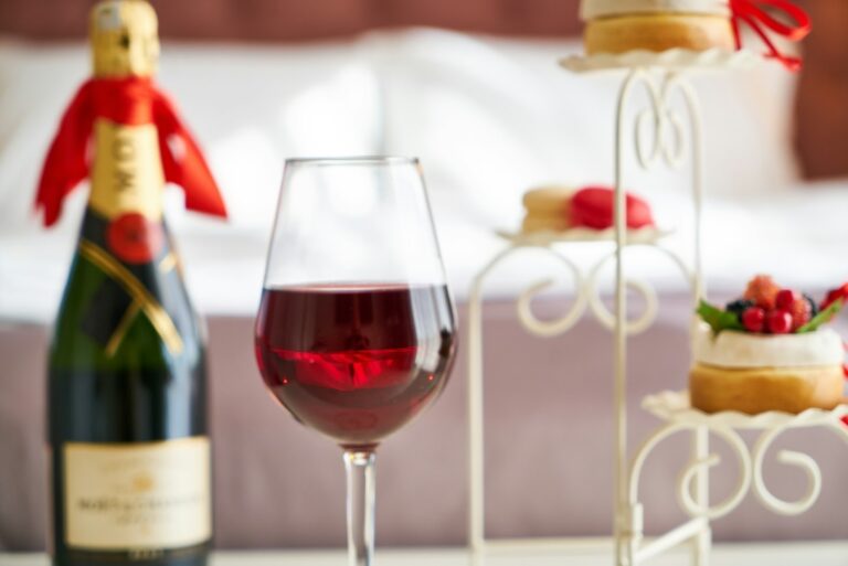 Ce vin alegi pentru masa de Paști? Asocieri simple care pun preparatele în valoare