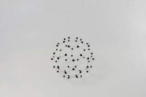 Structura moleculară uniformă a uleiului sintetic versus moleculele neregulate ale petrolului