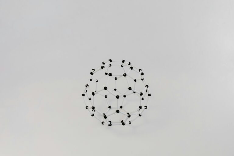 Structura moleculară uniformă a uleiului sintetic versus moleculele neregulate ale petrolului