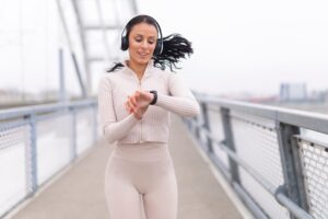 Cum să folosești corect un smartwatch pentru monitorizarea activității fizice?