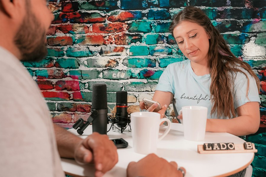 Photo relationship between readers and journalists