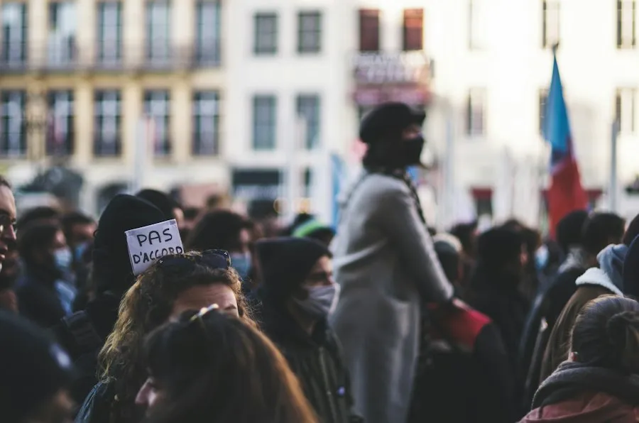 Photo public opinion polls influence