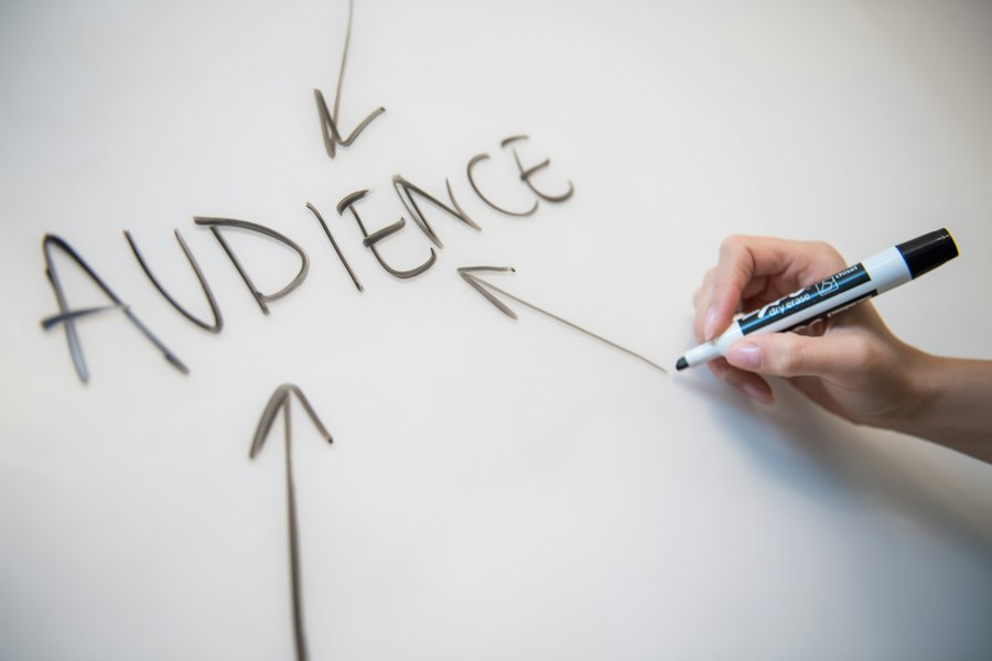 Photo audience comments debate tone influence